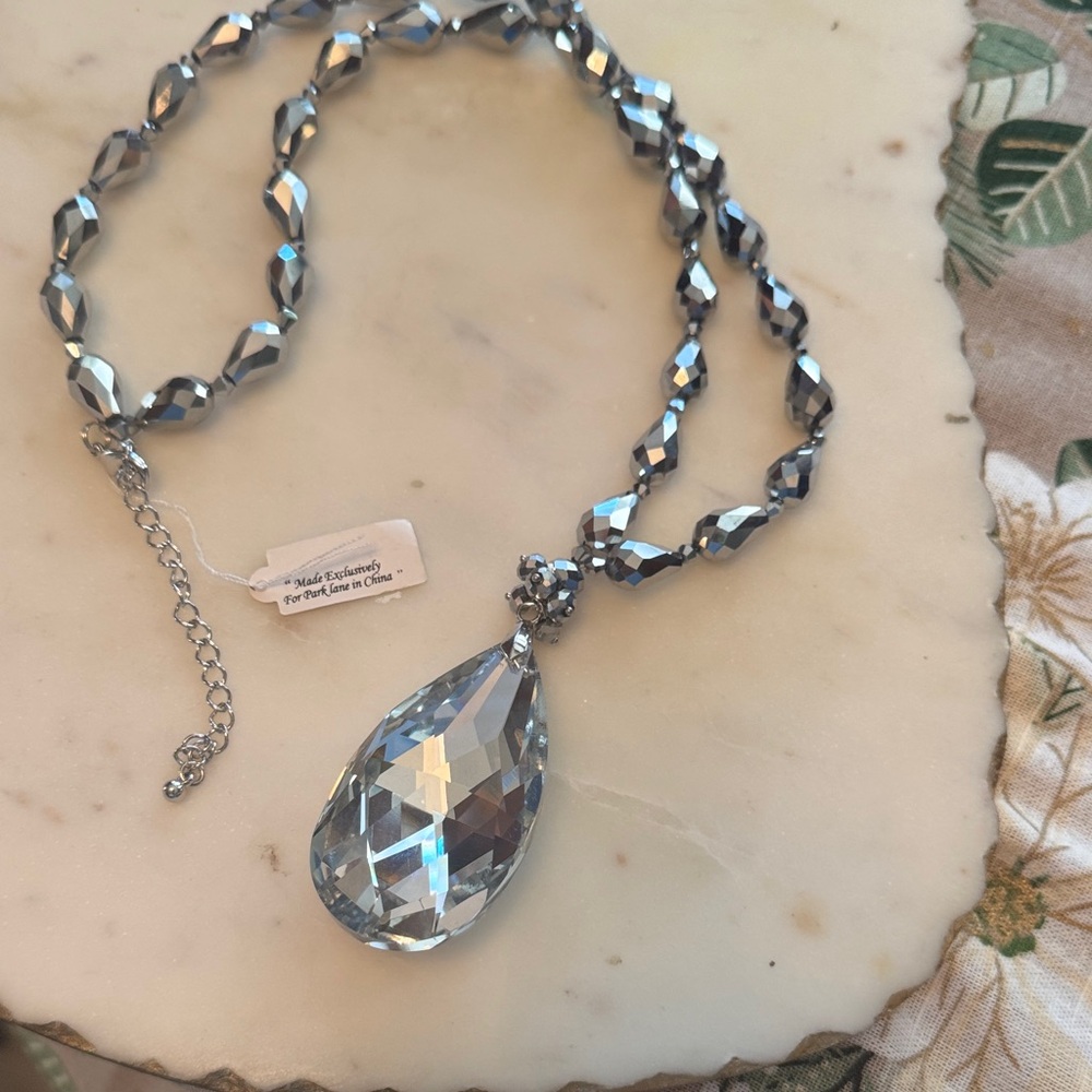 Elegant Silver Crystal Statement Necklace - Picture 4 of 4